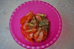 название картинки Салат к плову из помидор и лука