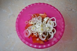 название картинки Салат к плову из помидор и лука