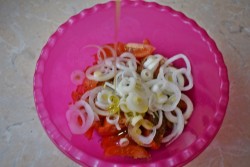 название картинки Салат к плову из помидор и лука