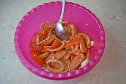 название картинки Салат к плову из помидор и лука