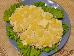 Салат Каллы с курицей и ананасами