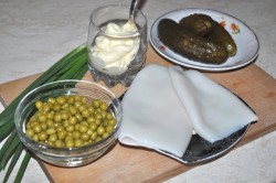 название картинки Салат: кальмар, огурец соленый