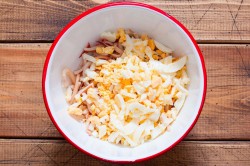 название картинки Салат с кальмаром огурцами яйцами