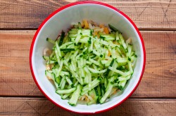 название картинки Салат с кальмаром огурцами яйцами