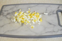 Салат кальмары креветки яйца