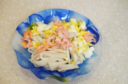 Салат кальмары креветки яйца