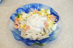 Салат кальмары креветки яйца