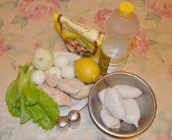 Салат с кальмарами, курицей