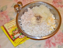 Салат с кальмарами, курицей