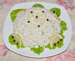 Салат с кальмарами, курицей