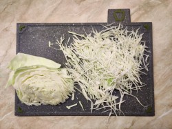 название картинки Салат крабовые палочки с капустой и кукурузой