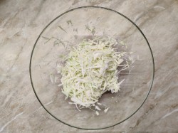 название картинки Салат крабовые палочки с капустой и кукурузой