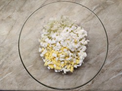 название картинки Салат крабовые палочки с капустой и кукурузой