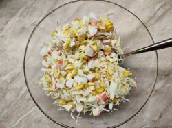название картинки Салат крабовые палочки с капустой и кукурузой
