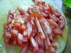 Салат Кармен с курицей и ветчиной сухариками