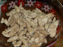 Салат Кармен с курицей и ветчиной сухариками