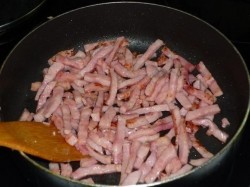 Салат Кармен с курицей и ветчиной сухариками