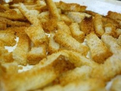 Салат Кармен с курицей и ветчиной сухариками