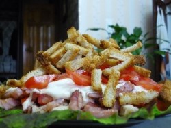 Салат Кармен с курицей и ветчиной сухариками