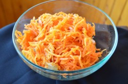 название картинки Салат Карусель с корейской морковью и сухариками