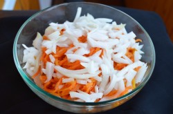 название картинки Салат Карусель с корейской морковью и сухариками