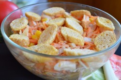 название картинки Салат Карусель с корейской морковью и сухариками