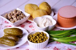 название картинки Салат с зеленым горошком и солеными огурцами