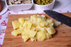 название картинки Салат с зеленым горошком и солеными огурцами