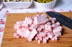 название картинки Салат с зеленым горошком и солеными огурцами