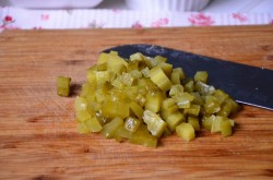 название картинки Салат с зеленым горошком и солеными огурцами