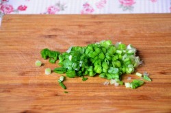 название картинки Салат с зеленым горошком и солеными огурцами