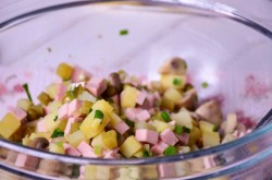 название картинки Салат с зеленым горошком и солеными огурцами