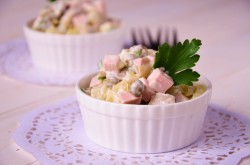 название картинки Салат с зеленым горошком и солеными огурцами