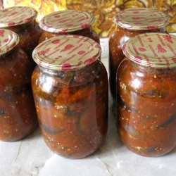 Салат кобра из помидор и баклажанов с острым перцем на зиму