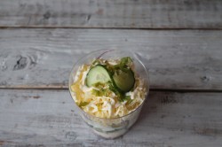 Салат коктейль с ветчиной и сыром