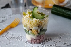 Салат коктейль с ветчиной и сыром