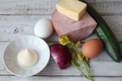 Салат коктейль с ветчиной и сыром