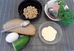 Салат: фасоль, сухарики, колбаса - шаг 1 Салат: фасоль, сухарики, колбаса - шаг 1