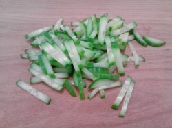 Салат: фасоль, сухарики, колбаса - шаг 2 Салат: фасоль, сухарики, колбаса - шаг 2