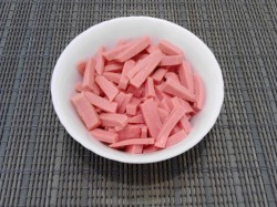 Салат: фасоль, сухарики, колбаса - шаг 3 Салат: фасоль, сухарики, колбаса - шаг 3