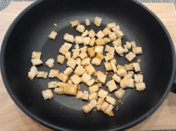 Салат: фасоль, сухарики, колбаса - шаг 5 Салат: фасоль, сухарики, колбаса - шаг 5