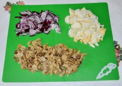 Салат с консервированными шампиньонами и кукурузой