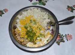 Салат с консервированными шампиньонами и кукурузой