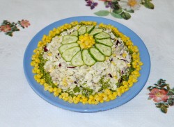 Салат с консервированными шампиньонами и кукурузой