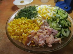 Салат копченая грудка кукуруза