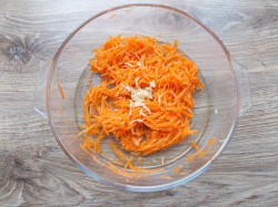 название картинки Салат с копченой курицей и корейской морковью