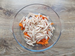 название картинки Салат с копченой курицей и корейской морковью