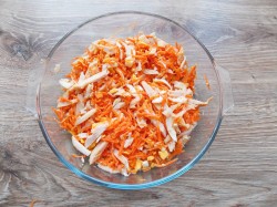 название картинки Салат с копченой курицей и корейской морковью