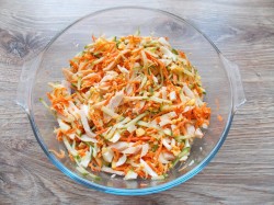 название картинки Салат с копченой курицей и корейской морковью