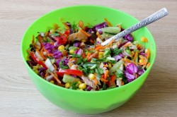 название картинки Салат копчёная курица корейская морковь кукуруза